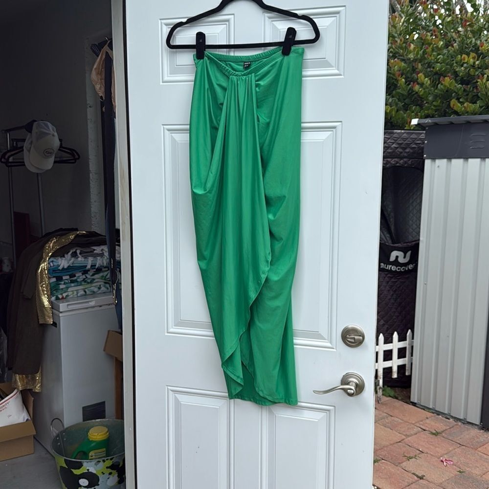 Green Maxi Skirt - NWOT - Never Wornโ- Size Medium - Open Front - High Lo